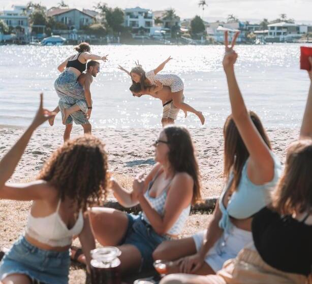 Общежитие Budds In Surfers Backpackers