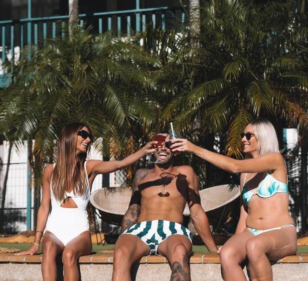 Общежитие Budds In Surfers Backpackers