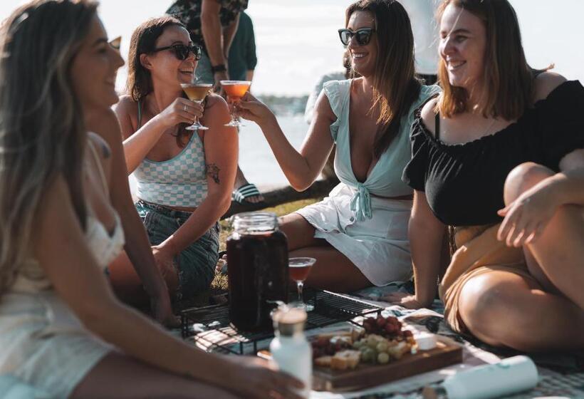 Общежитие Budds In Surfers Backpackers