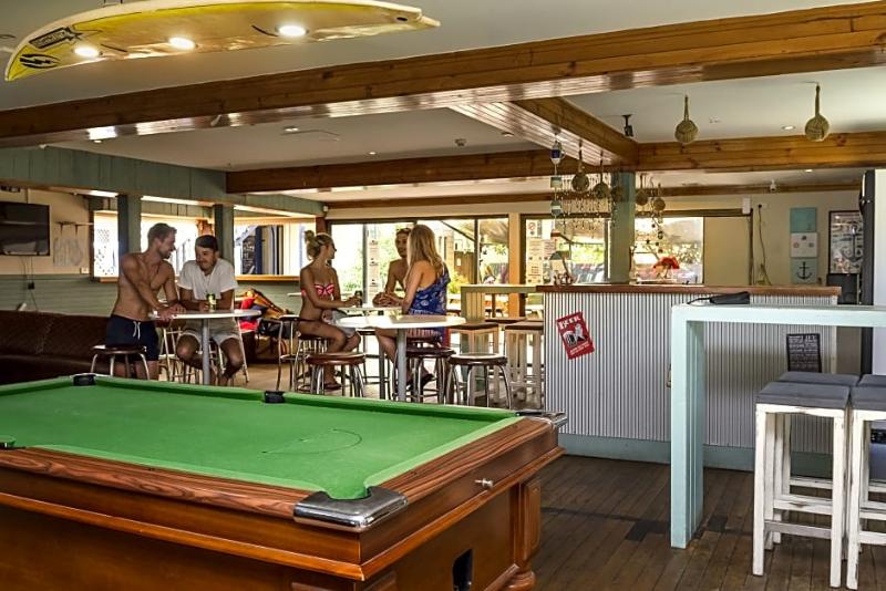 Общежитие Budds In Surfers Backpackers