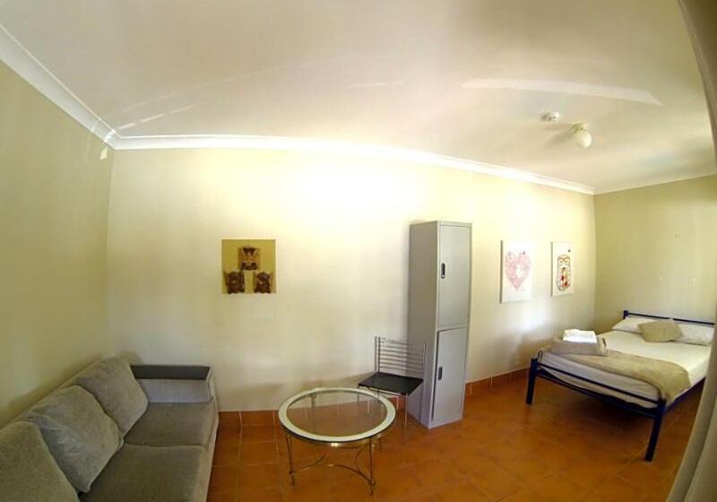 Общежитие Budds In Surfers Backpackers