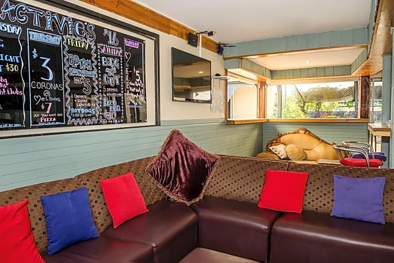 Общежитие Budds In Surfers Backpackers