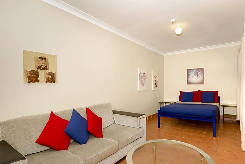 Общежитие Budds In Surfers Backpackers