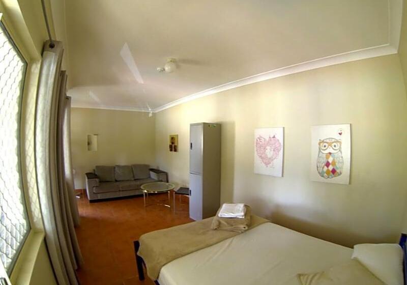 Общежитие Budds In Surfers Backpackers