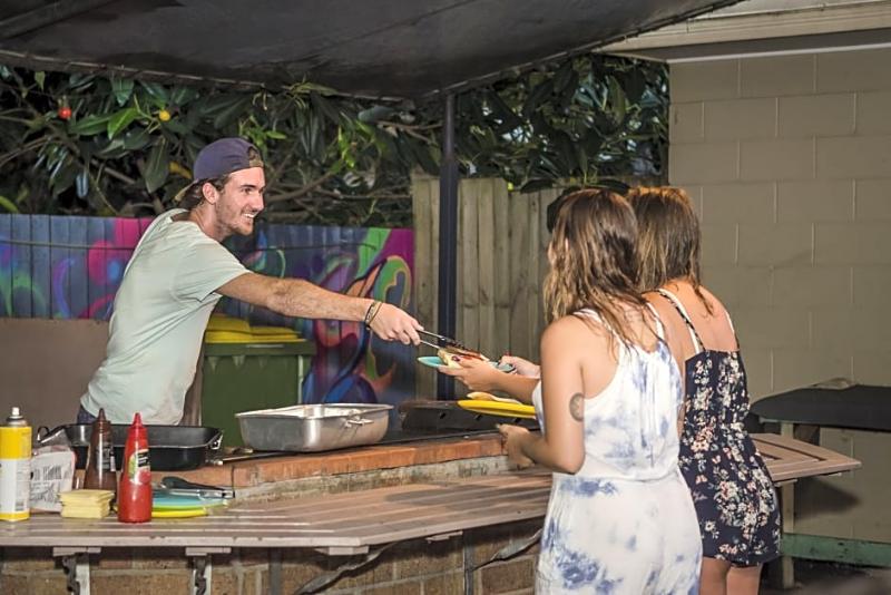 Общежитие Budds In Surfers Backpackers