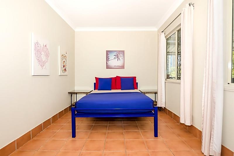 Общежитие Budds In Surfers Backpackers