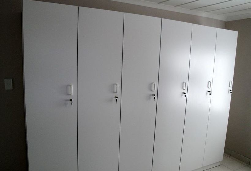 הוסטל Hard Rock Backpackers