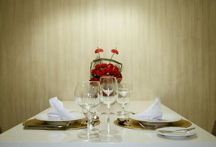 Golden Prince Hotel & Suites