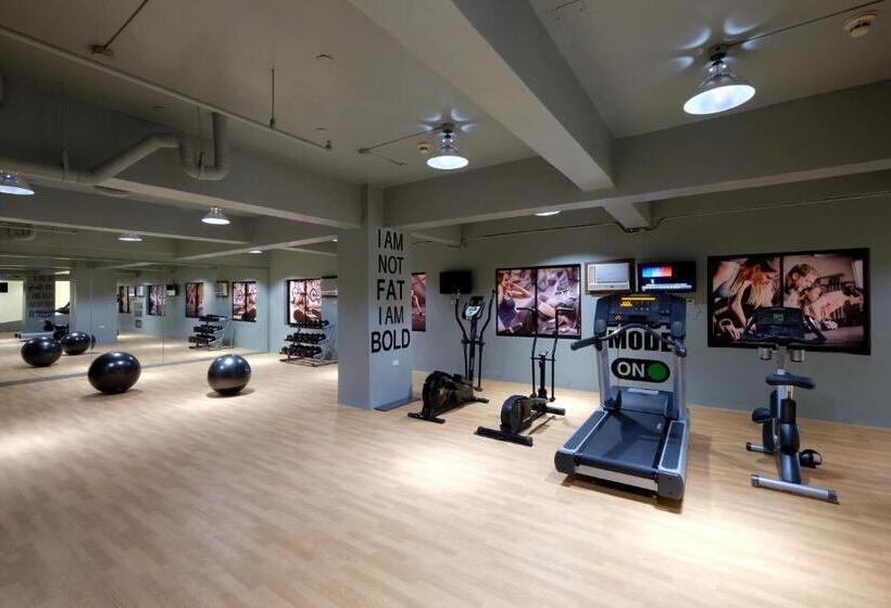 Golden Prince Hotel & Suites