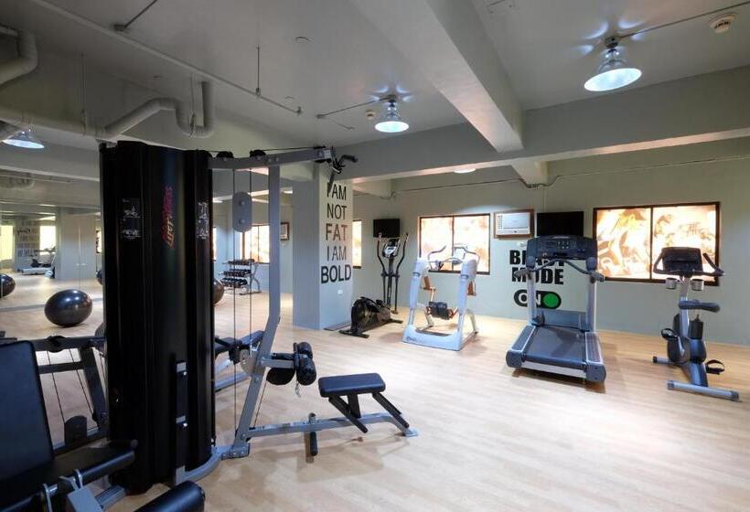 Golden Prince Hotel & Suites