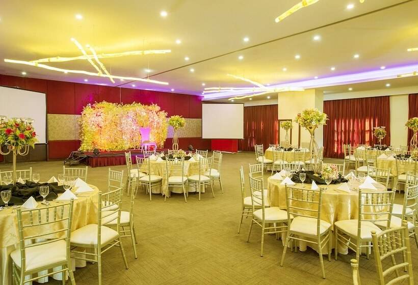 Golden Prince Hotel & Suites