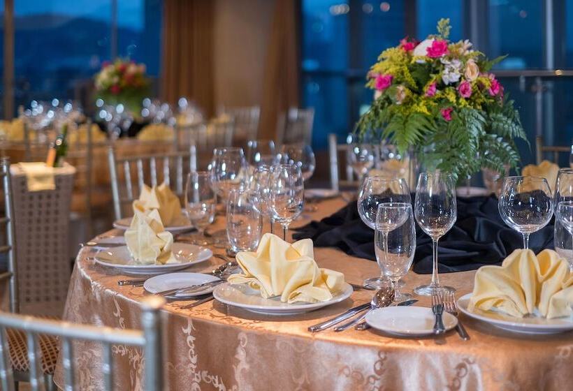 Golden Prince Hotel & Suites