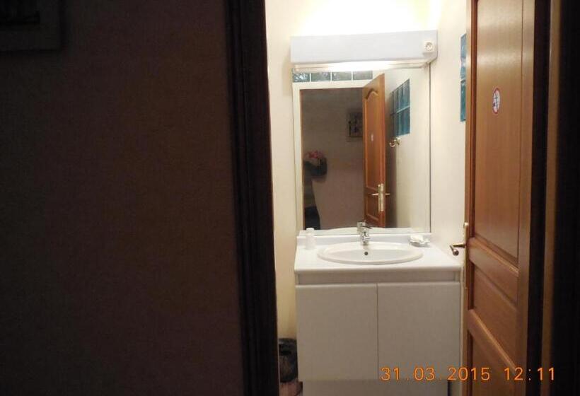 ホテル Hôtel Le Petit Château Proche Parc Des Expositions Porte De Versailles