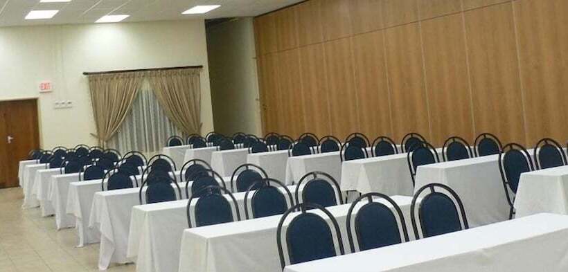 בית מלון כפרי Karibu Leisure Resort