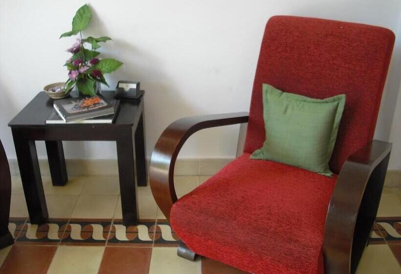 فندق The Columns