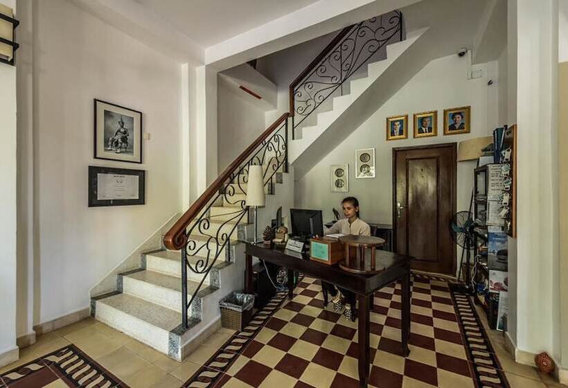 فندق The Columns