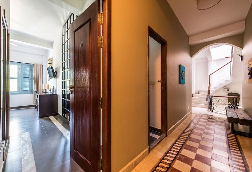 فندق The Columns