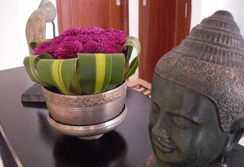 فندق The Columns