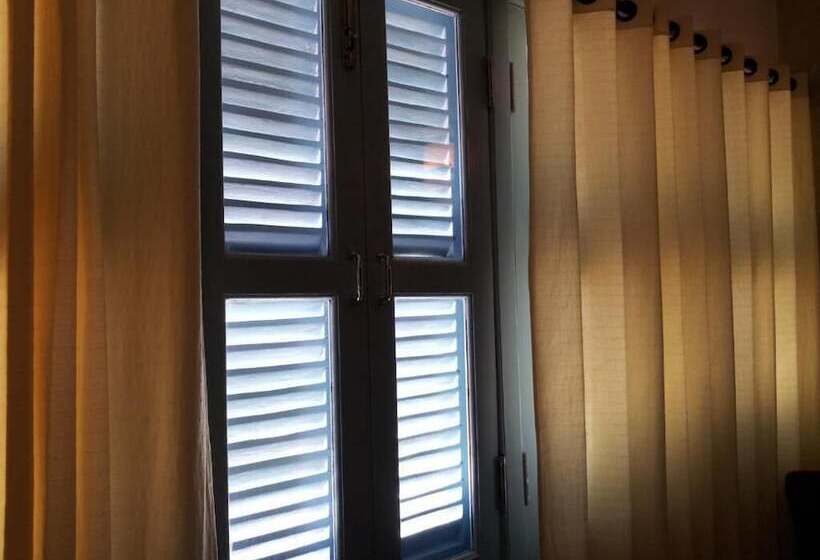 فندق The Columns