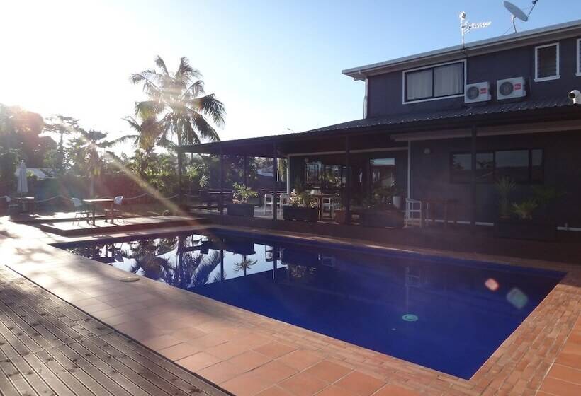 هتل Travellers Point