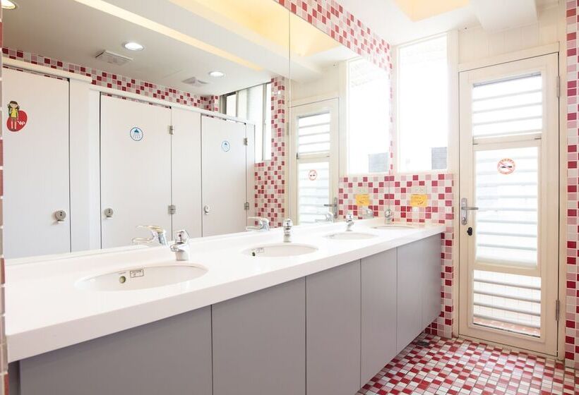 On My Way Taipei Hostel