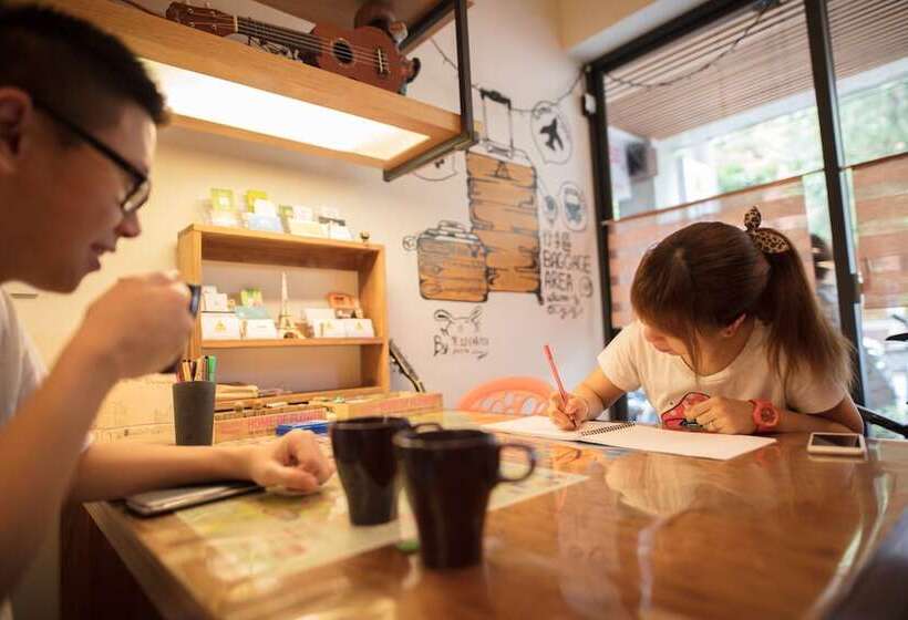 On My Way Taipei Hostel