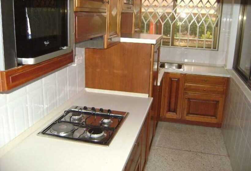 پانسیون East Airport Guesthouse