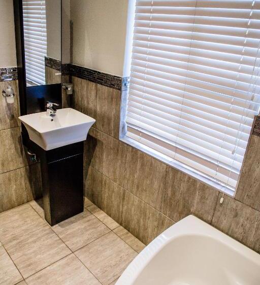 פנסיון Nauntons Guest House