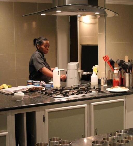 פנסיון Nauntons Guest House