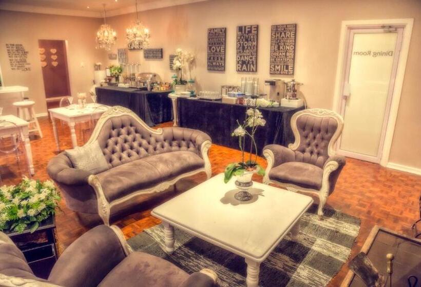 פנסיון Nauntons Guest House