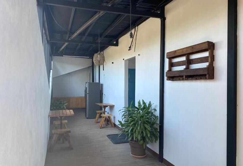 هاستل La Hacienda Rooms & Food