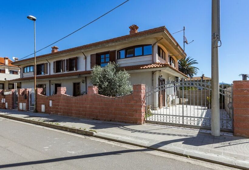 مبيت وإفطار Anaelehouserooms Ltb