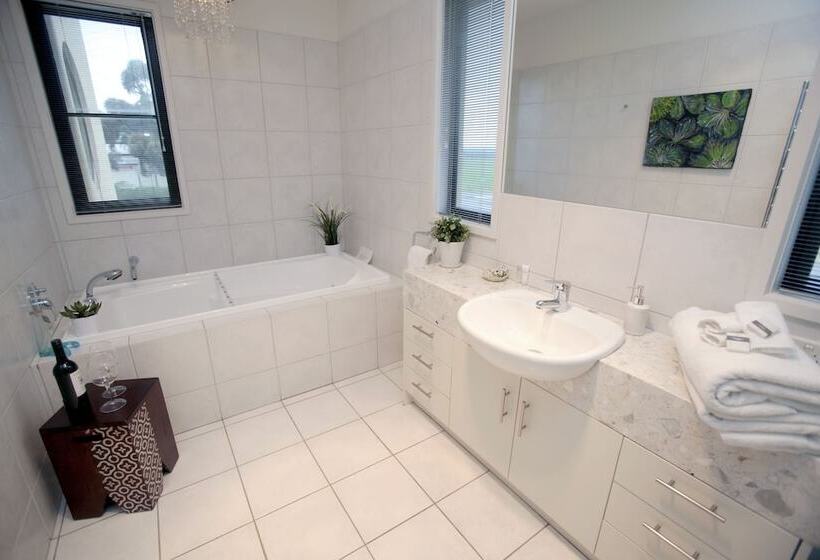 Hilltop Apartments Phillip Island Adults Only