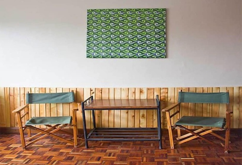 هتل Bunyonyi Safaris Resort