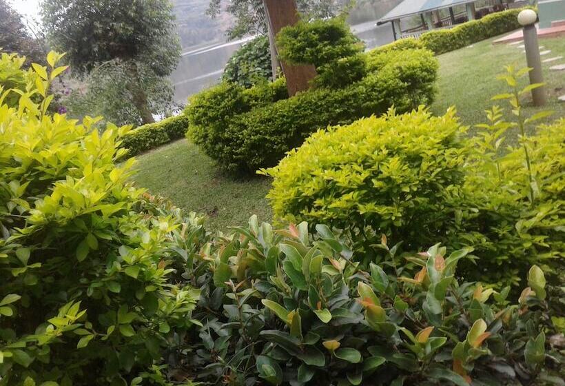 هتل Bunyonyi Safaris Resort