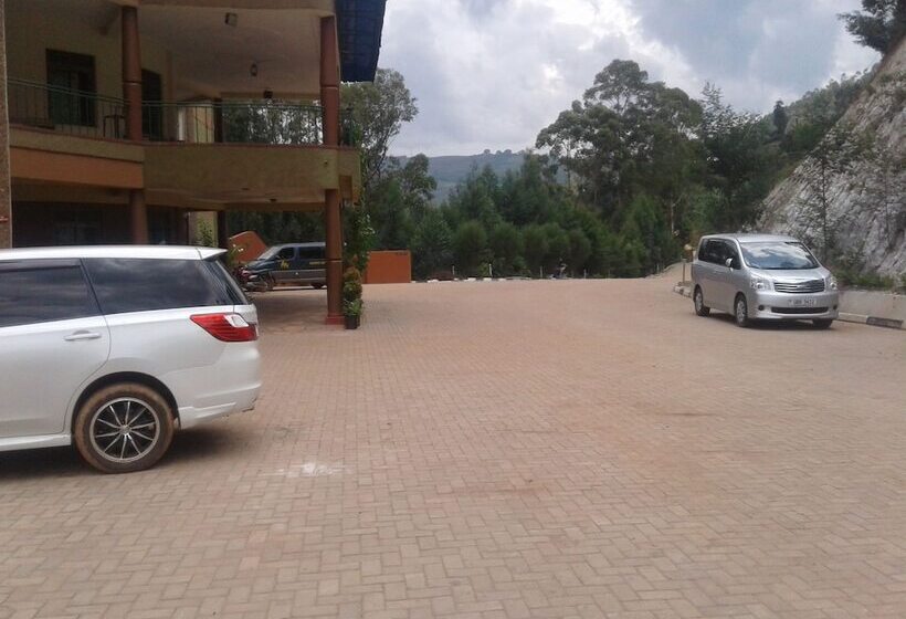 هتل Bunyonyi Safaris Resort