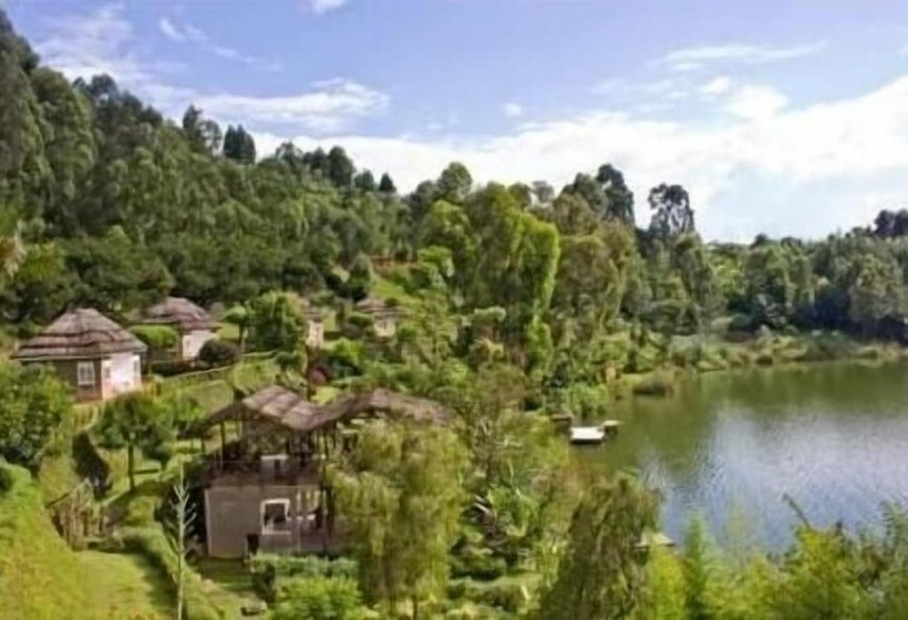 هتل Bunyonyi Safaris Resort