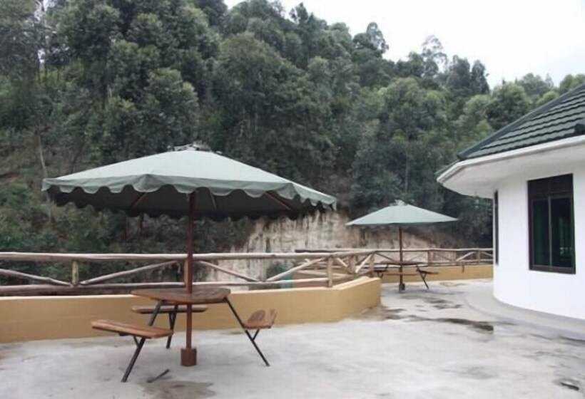 هتل Bunyonyi Safaris Resort