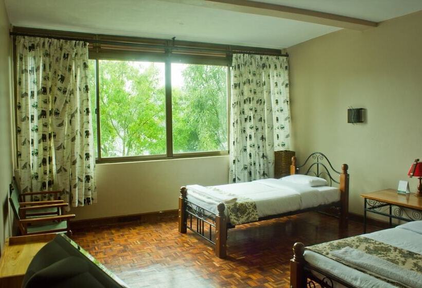 هتل Bunyonyi Safaris Resort
