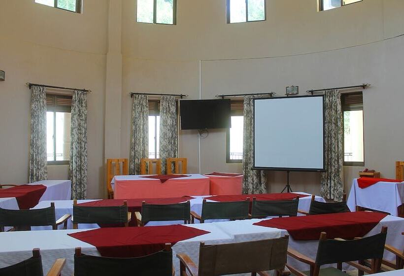 هتل Bunyonyi Safaris Resort