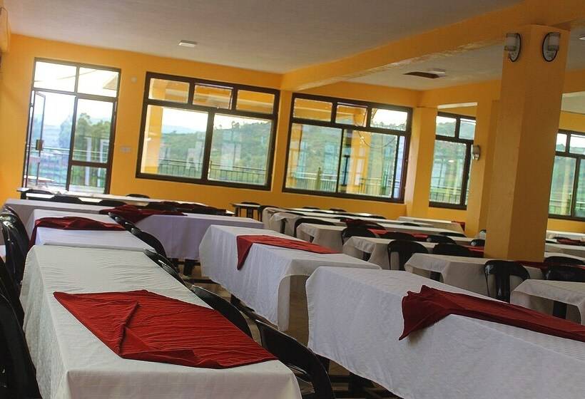 هتل Bunyonyi Safaris Resort