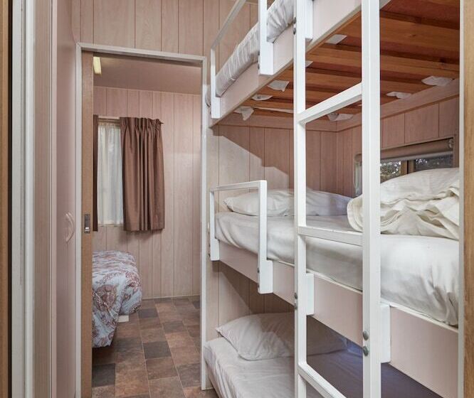 בית מלון כפרי Gundagai Cabins & Tourist Park