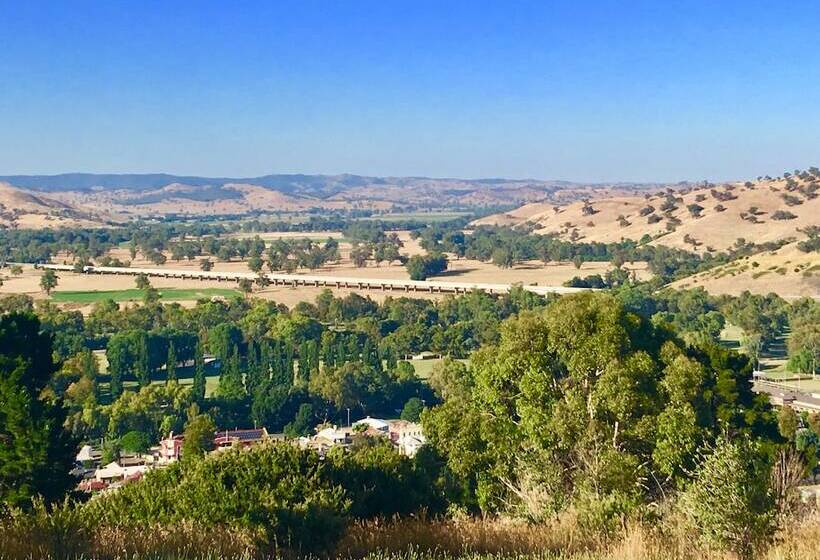בית מלון כפרי Gundagai Cabins & Tourist Park