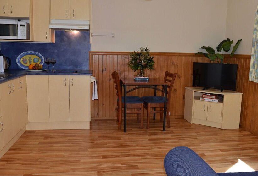 Отель Jervis Bay Cabins & Hidden Creek Campsite
