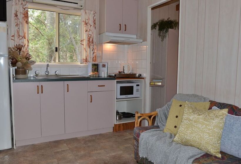 Отель Jervis Bay Cabins & Hidden Creek Campsite