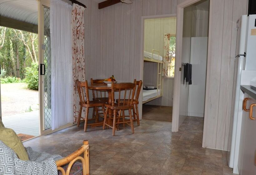 Отель Jervis Bay Cabins & Hidden Creek Campsite