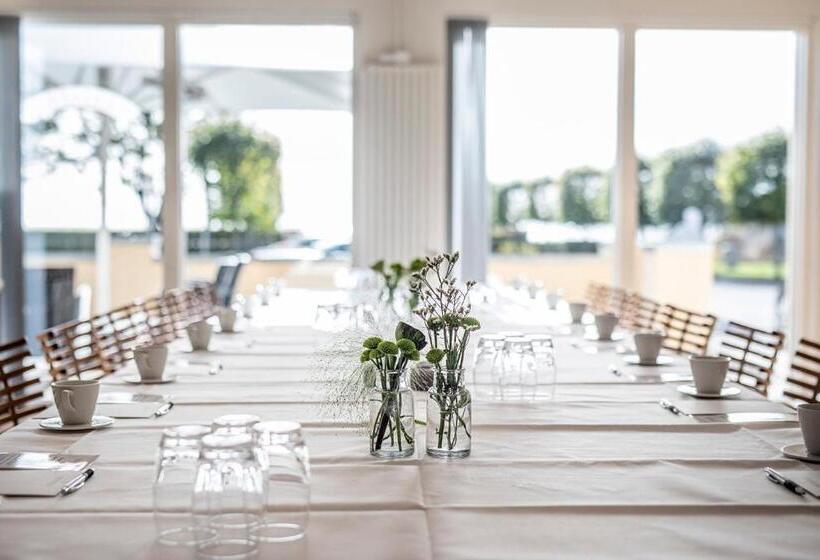 Отель Molskroen Strand