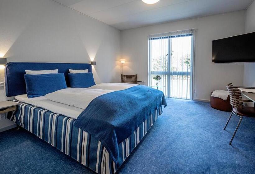 Отель Molskroen Strand