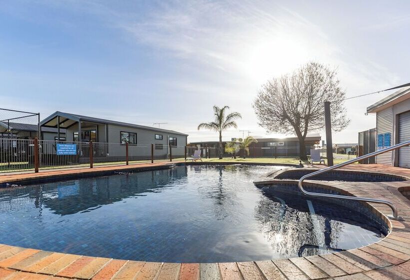 בית מלון כפרי Nrma Yarrawonga Mulwala Holiday Park