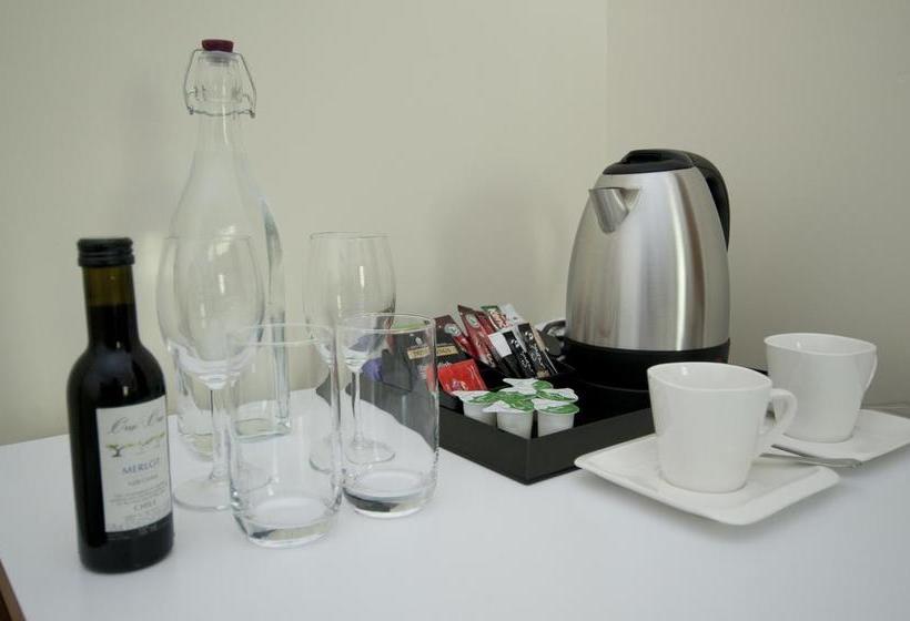 Отель Priory Court